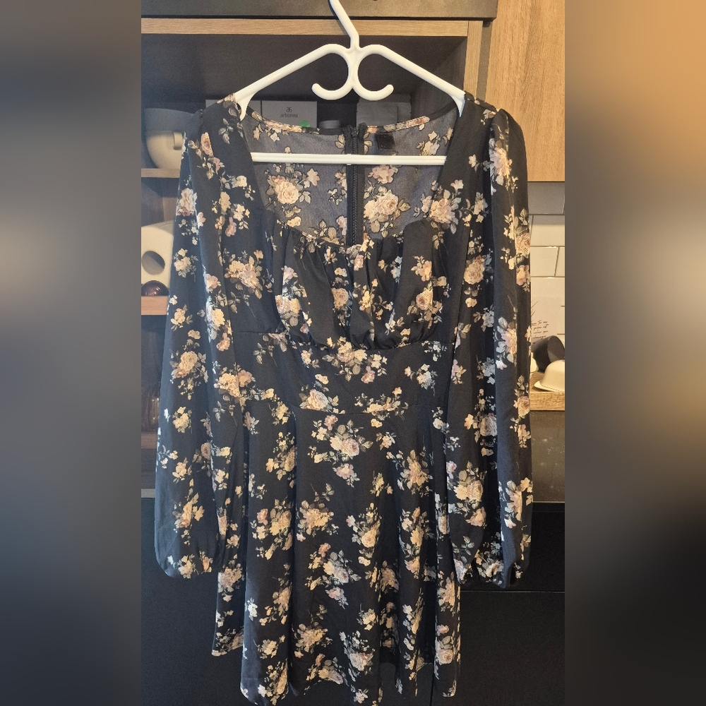 Women’s Black Floral Long-Sleeve Dress